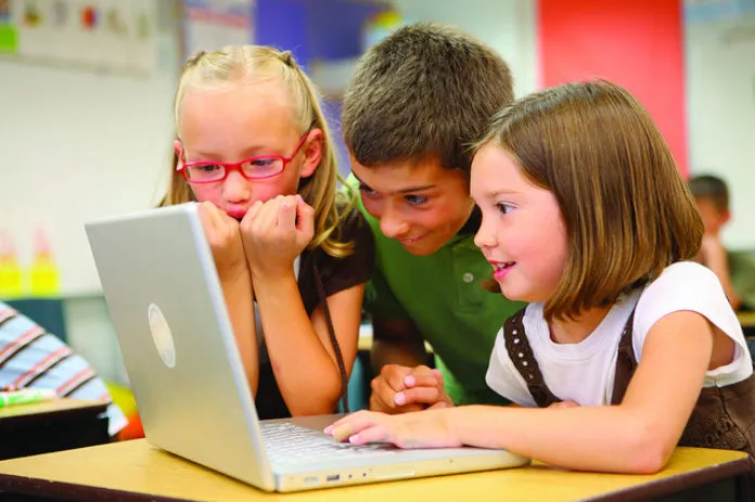 children using eLearning